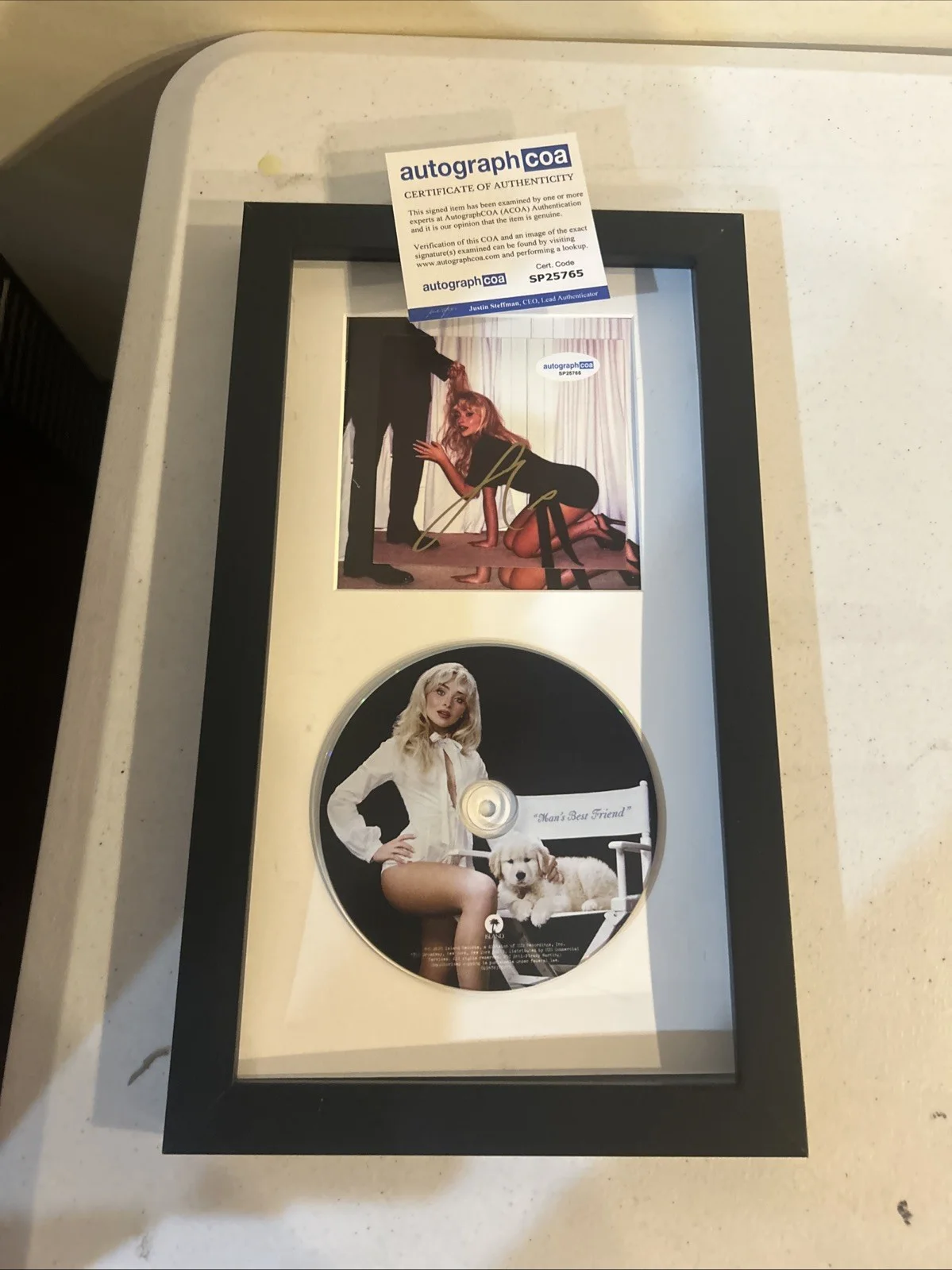 SABRINA CARPENTER SIGNED AUTOGRAPH FRAMED CD DISPLAY ACOA MAN’S BEST FRIEND, изображение 2