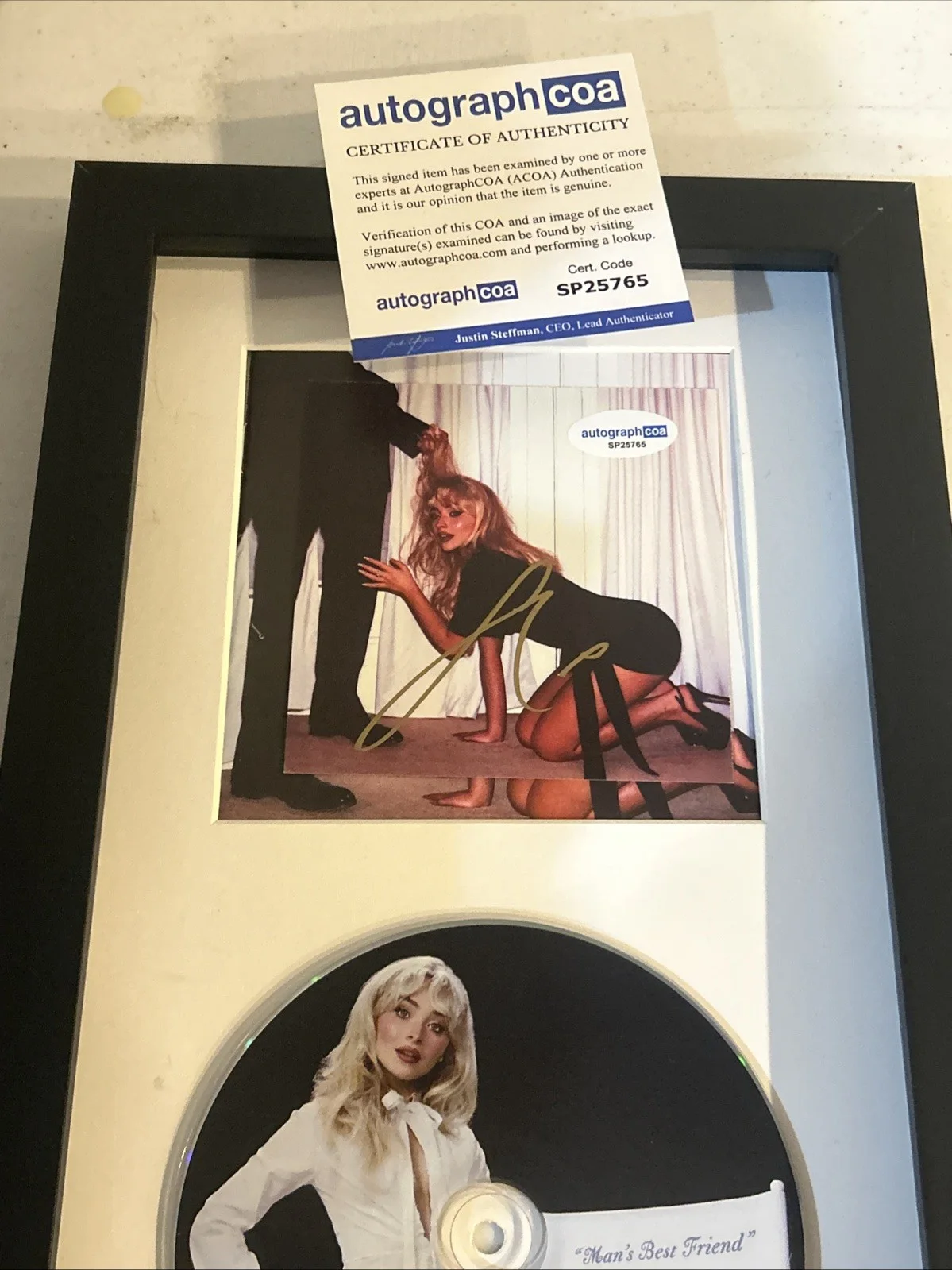SABRINA CARPENTER SIGNED AUTOGRAPH FRAMED CD DISPLAY ACOA MAN’S BEST FRIEND, изображение 3