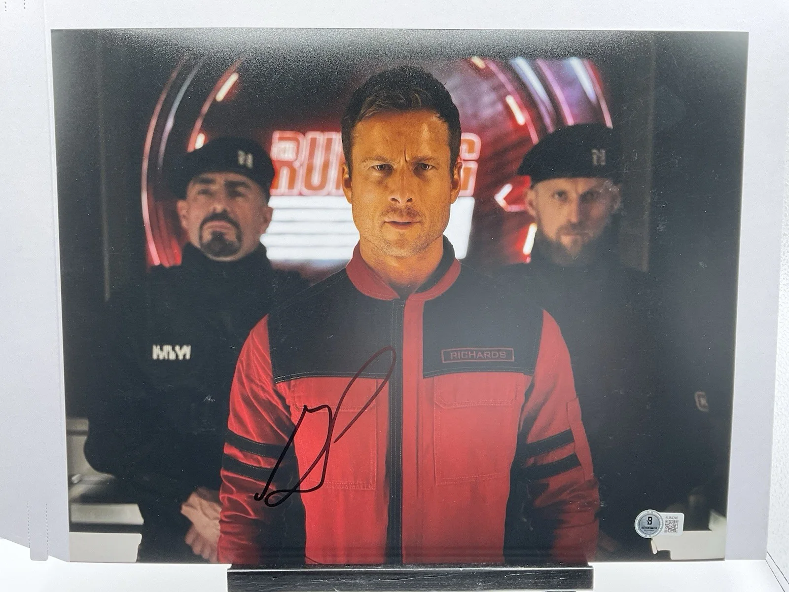 Glen Powell — Glen Powell signed photo BAS Running Man Signed photo Sexy Ben Richards 11x14