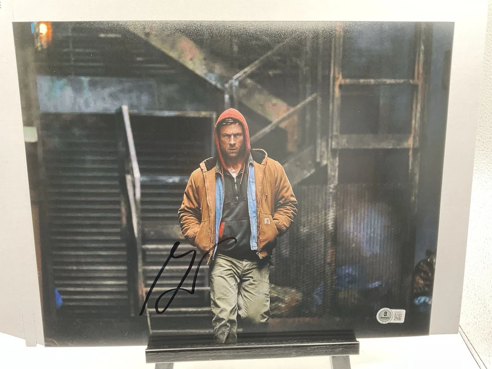 Glen Powell — Glen Powell signed photo BAS Running Man Signed 11x14 Sexy Ben Richards 11x14