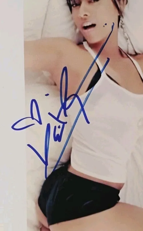 keri hilson — KERI HILSON SEXY RED HOT BEAUTIFUL ❤️ SINGER SUPERSTAR SIGNED 8.5X11 PHOTO RARE, изображение 2