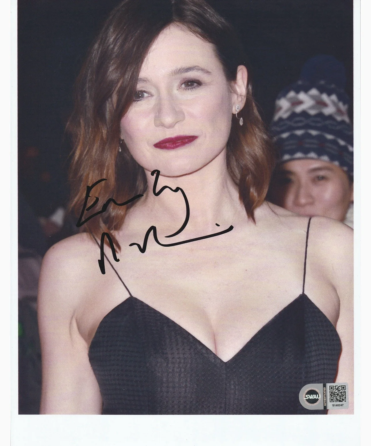 See title — EMILY MORTIMER SIGNED AUTHENTIC 'THE NEWSROOM' 8X10 PHOTO ACTRESS SWAU COA