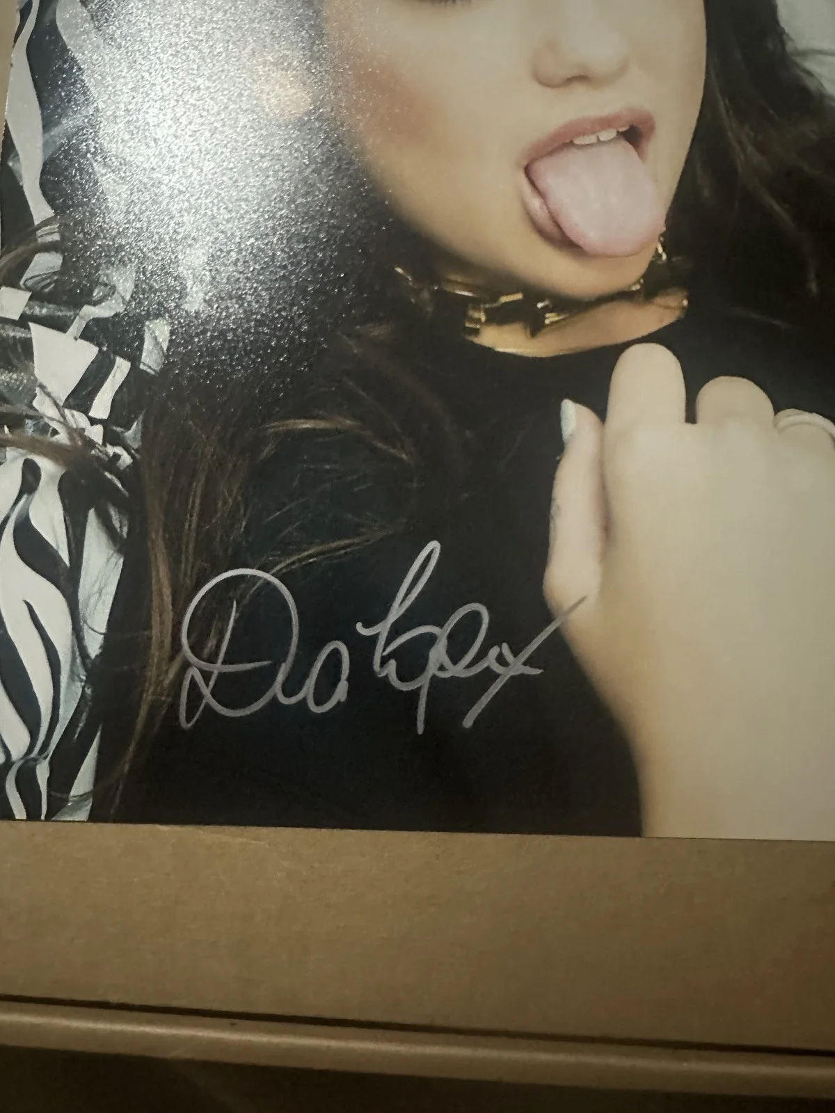 Dua Lipa Autographed 8x10 Photo with Certificate of Authenticity, изображение 2