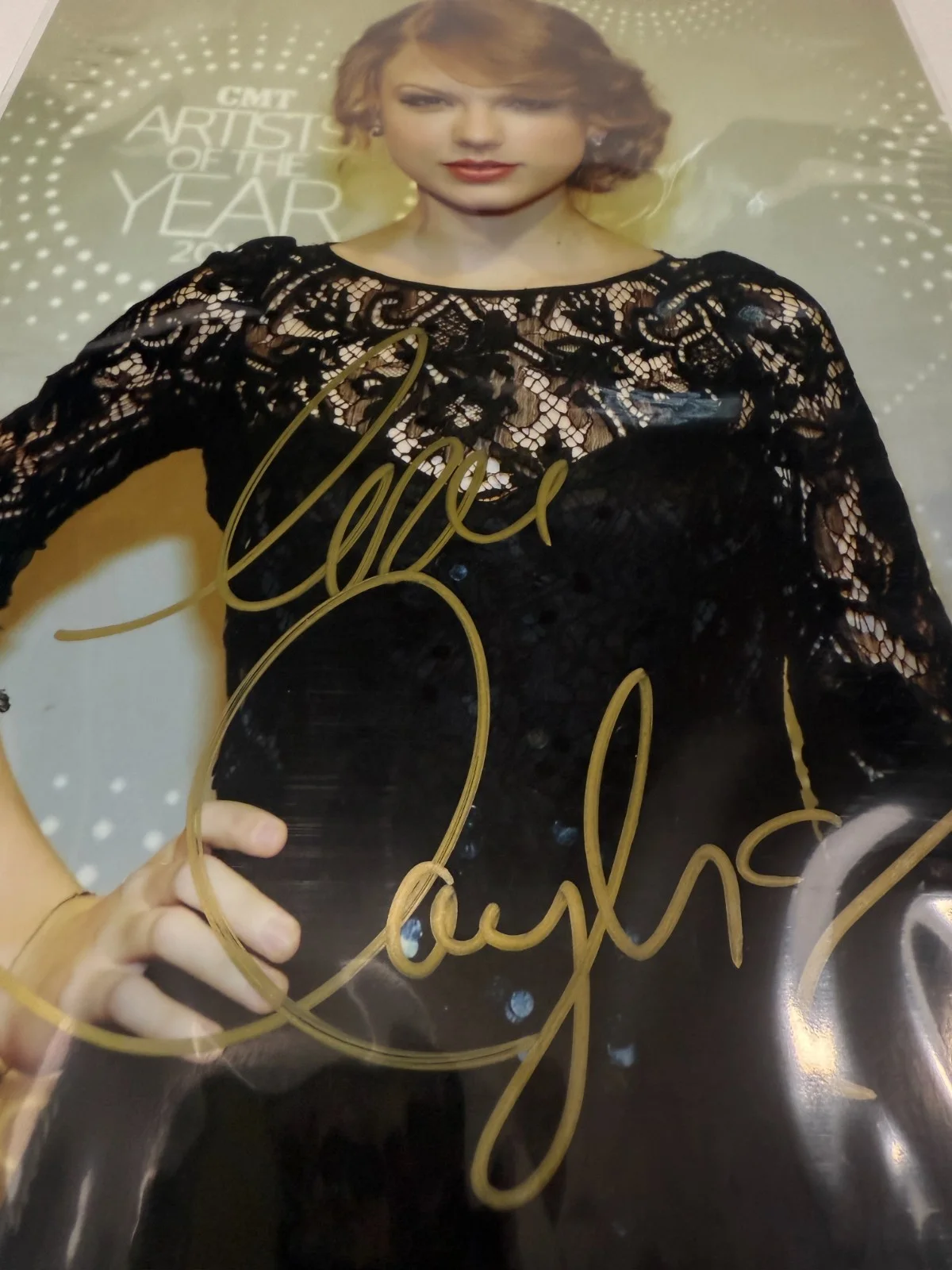 Taylor Swift CMT Artist of the Year HAND SIGNED Photograph with CoA EXTREME RARE, изображение 2