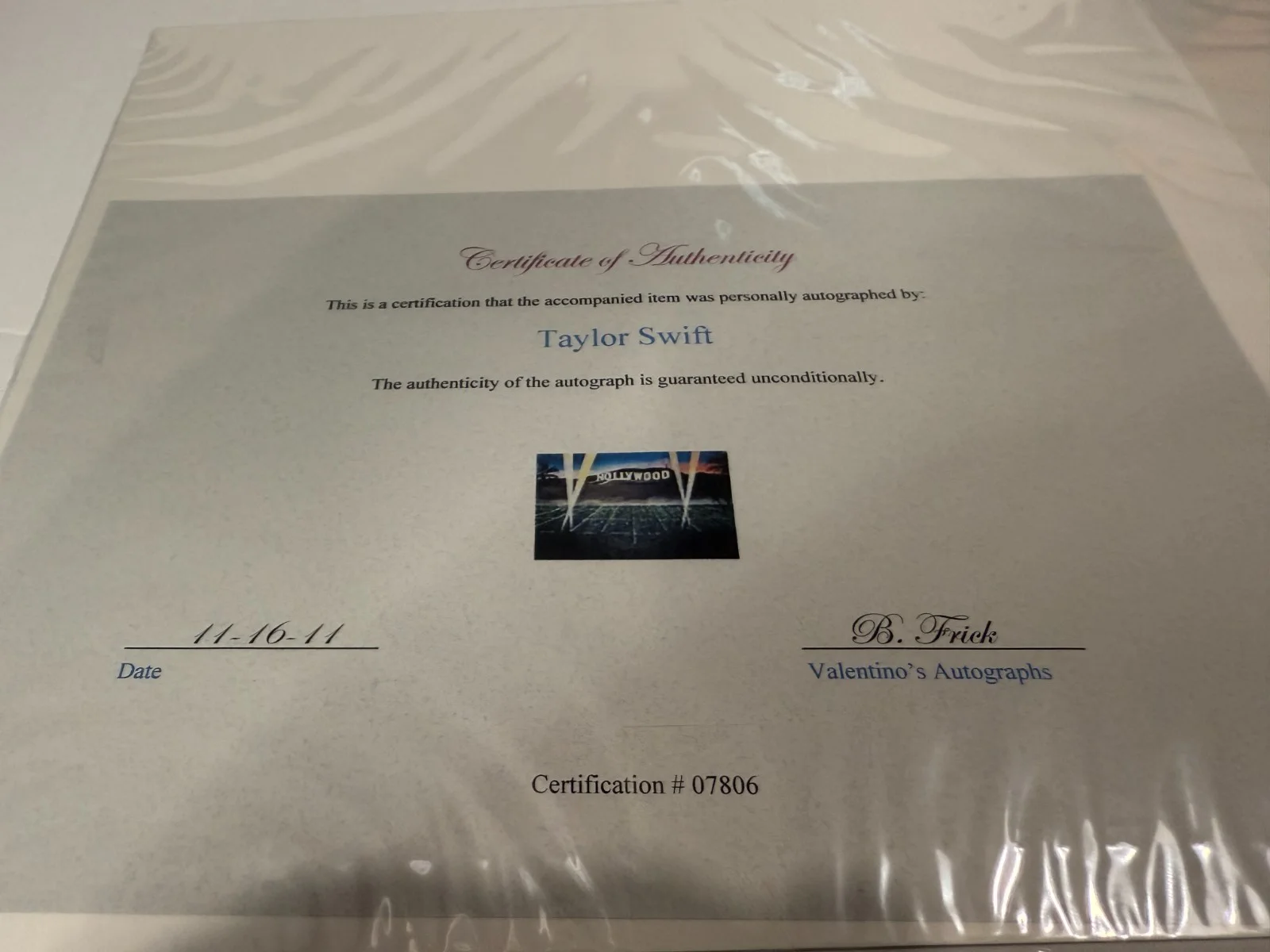 Taylor Swift CMT Artist of the Year HAND SIGNED Photograph with CoA EXTREME RARE, изображение 3