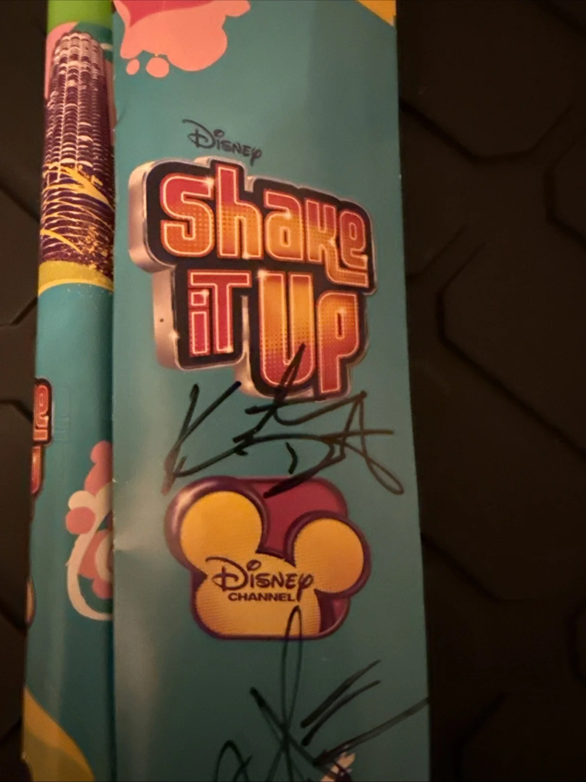 Shake It Up SIGNED By Zendaya And Cast Noise Stick With Signed Packaging, image 5