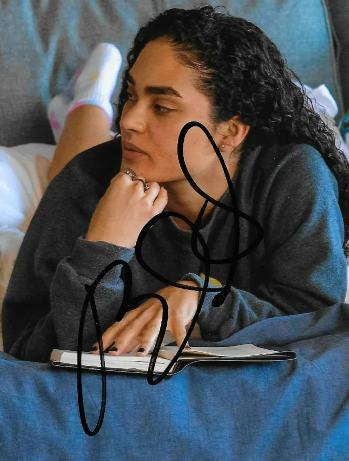 Brittany O'Grady — Signed Brittany O'Grady The White Lotus Autographed 8x10 Photo #1 Original, изображение 2