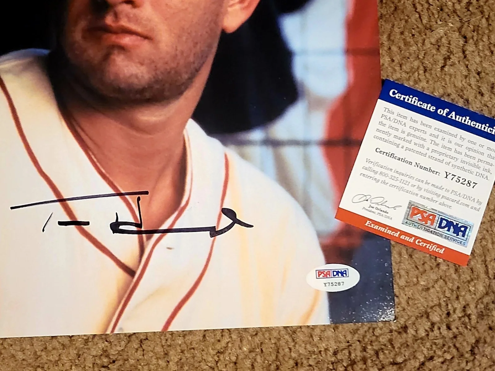 Tom Hanks — Tom Hanks League of Their Own 8x10PSA Geena Davis/Lori Petty Signed Baseball JSA, изображение 2