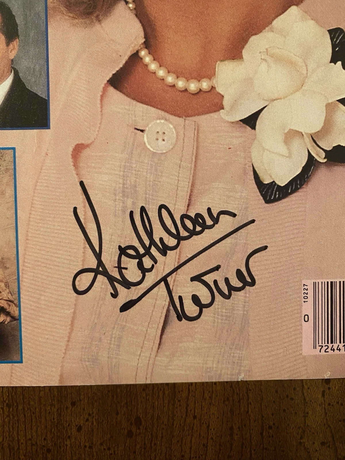 Kathleen Turner — Kathleen Turner Signed Autographed People Magazine Romancing The Stone With COA, изображение 2
