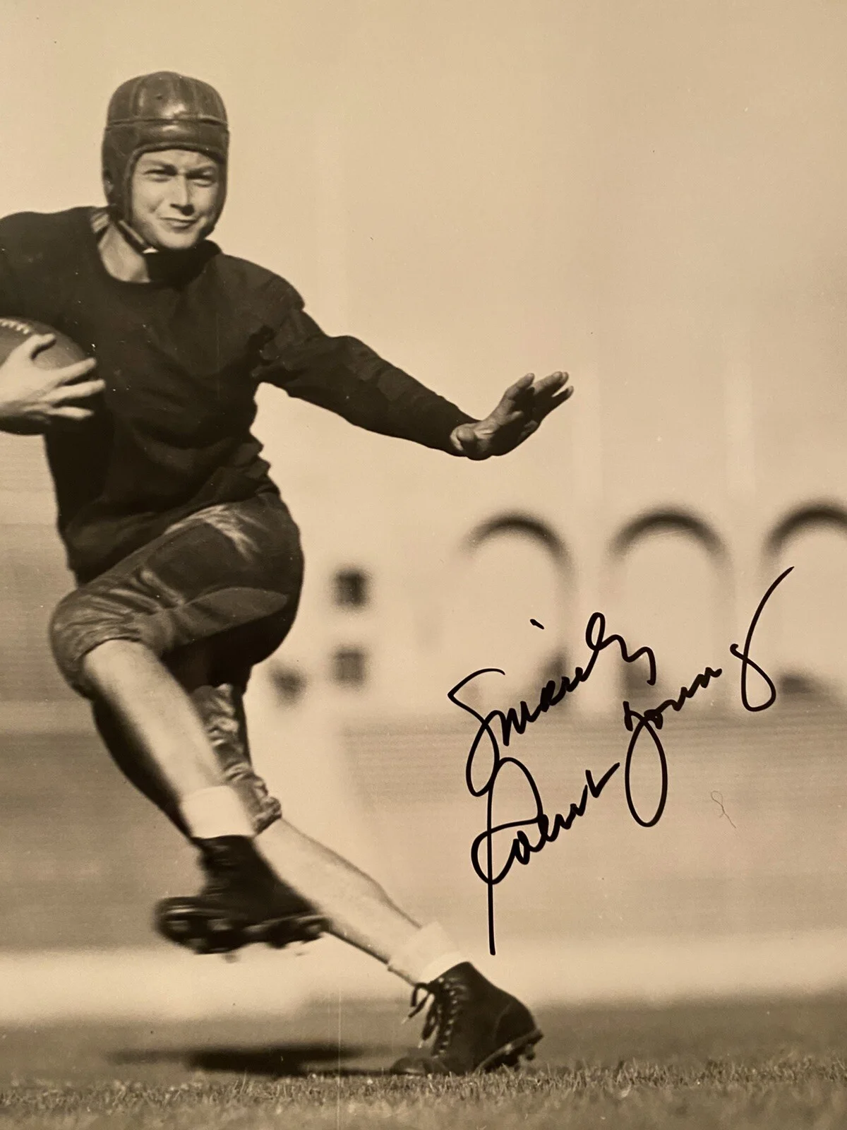Robert Young — Robert Young Signed Autographed Photo With COA Navy Blue And Gold RARE football, изображение 2