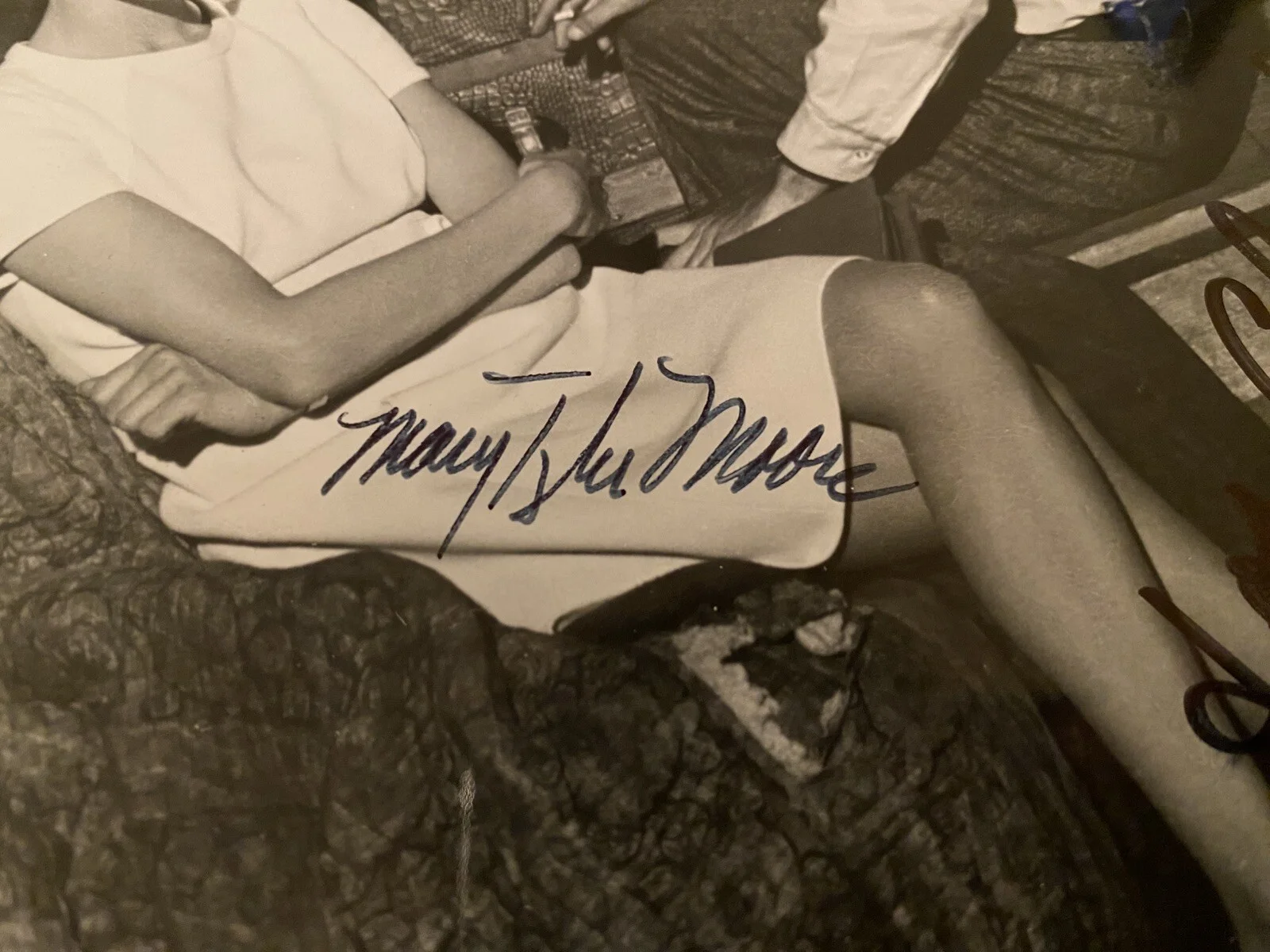 Robert Wagner, Mary Tyler Moore — Robert Wagner Mary Tyler Moore Signed Autographed Photo With COA By Both, image 2
