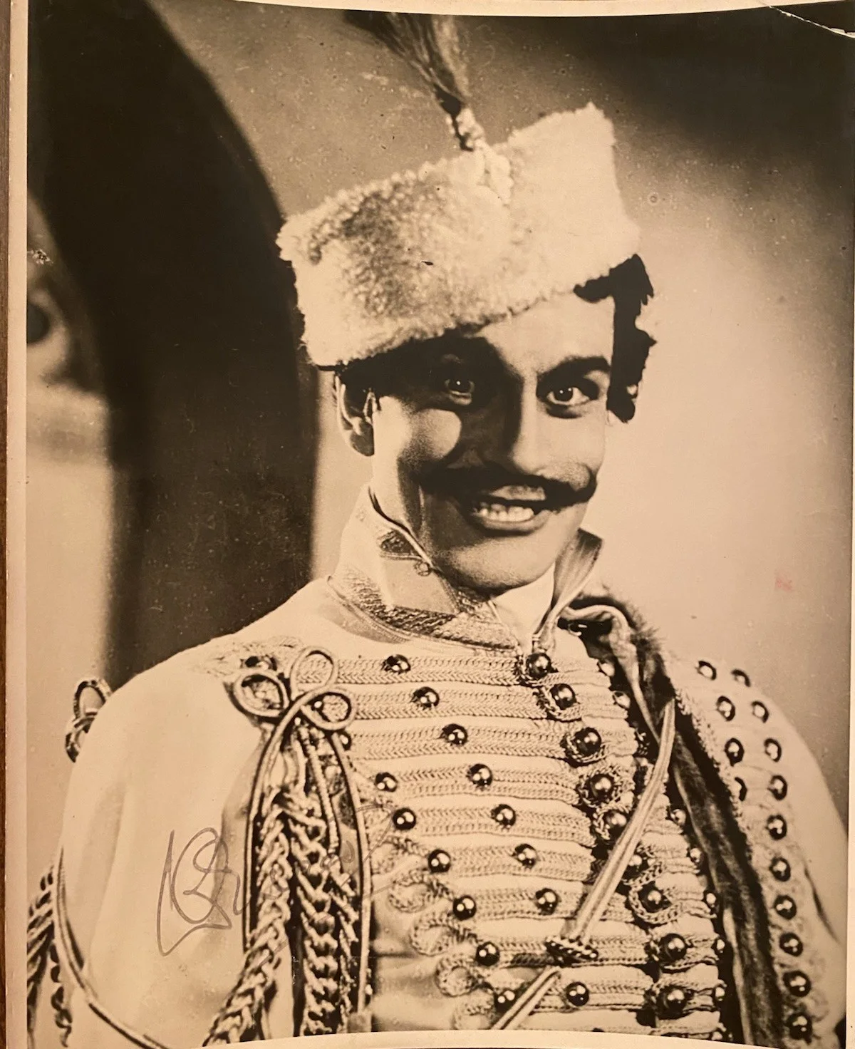 Laurence Olivier — Laurence Olivier Signed Autographed Photo With COA Hamlet Spartacus Rebecca Etc