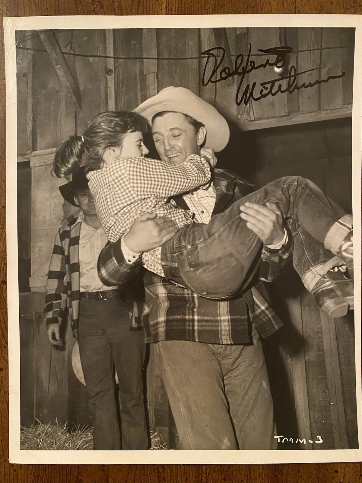 Robert Mitchum — Robert Mitchum Signed Autographed Photo w COA El Dorado Cape Fear The Way West