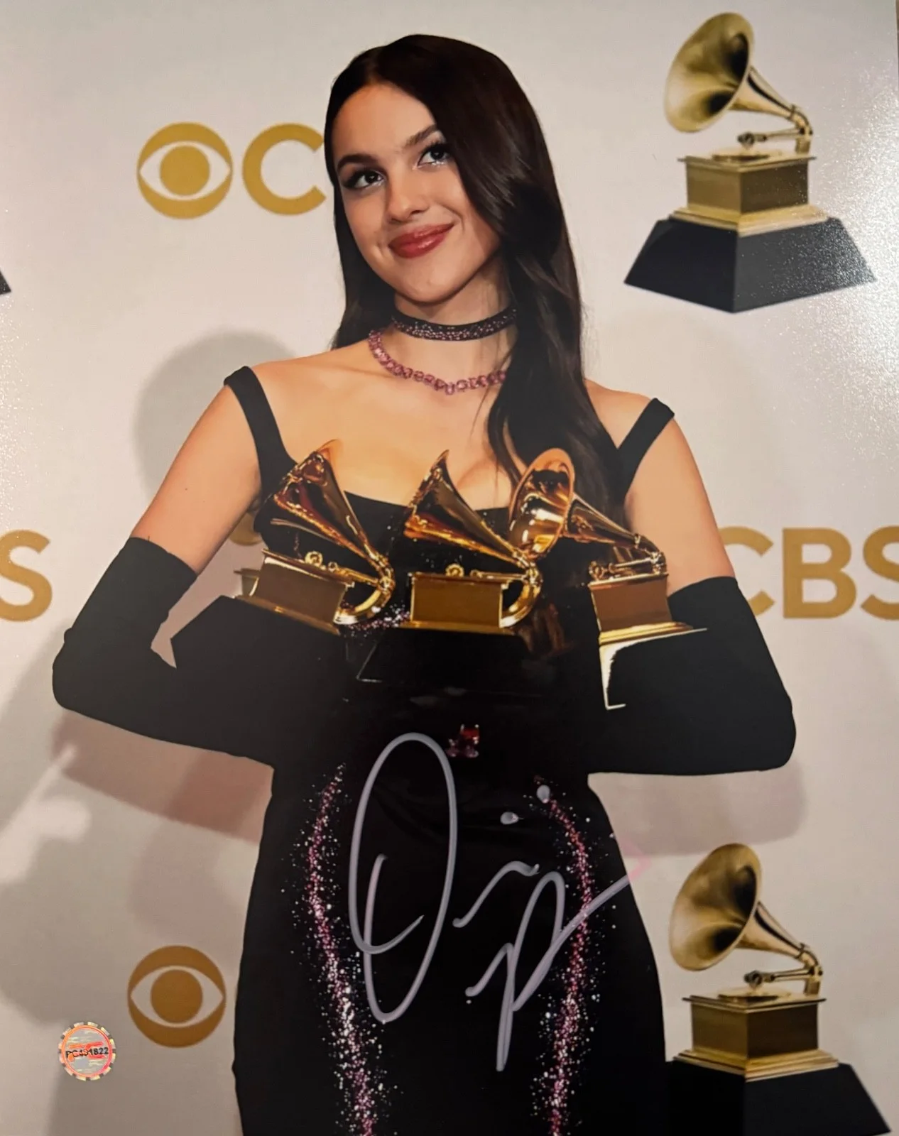 Olivia Rodrigo — Olivia Rodrigo Signed 8x10 Photo – Grammy Awards Pose Autograph COA