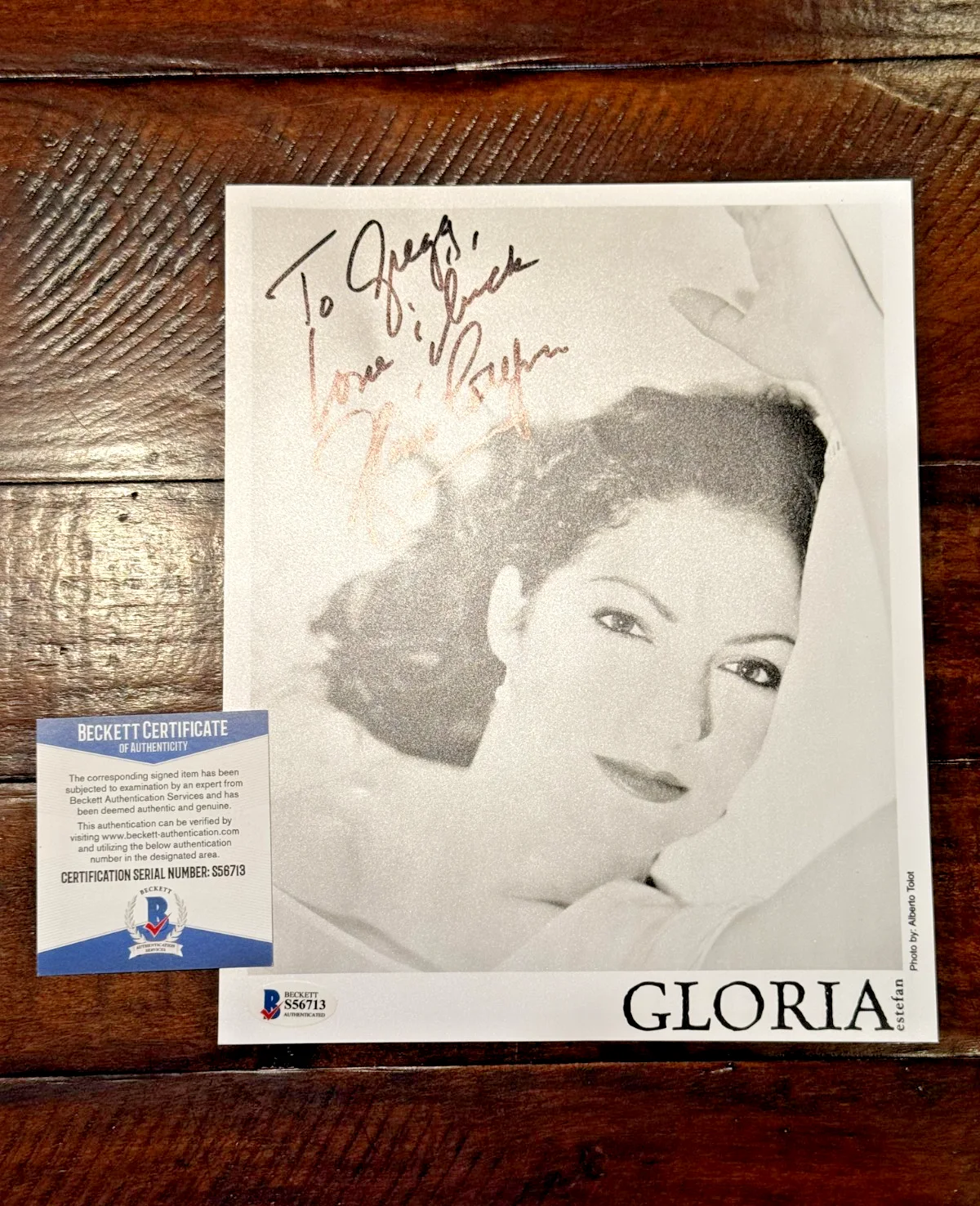 Gloria Estefan — Gloria Estefan Signed Auto 8x10 Photo Inscribed "Love & Luck" Beckett COA, изображение 3