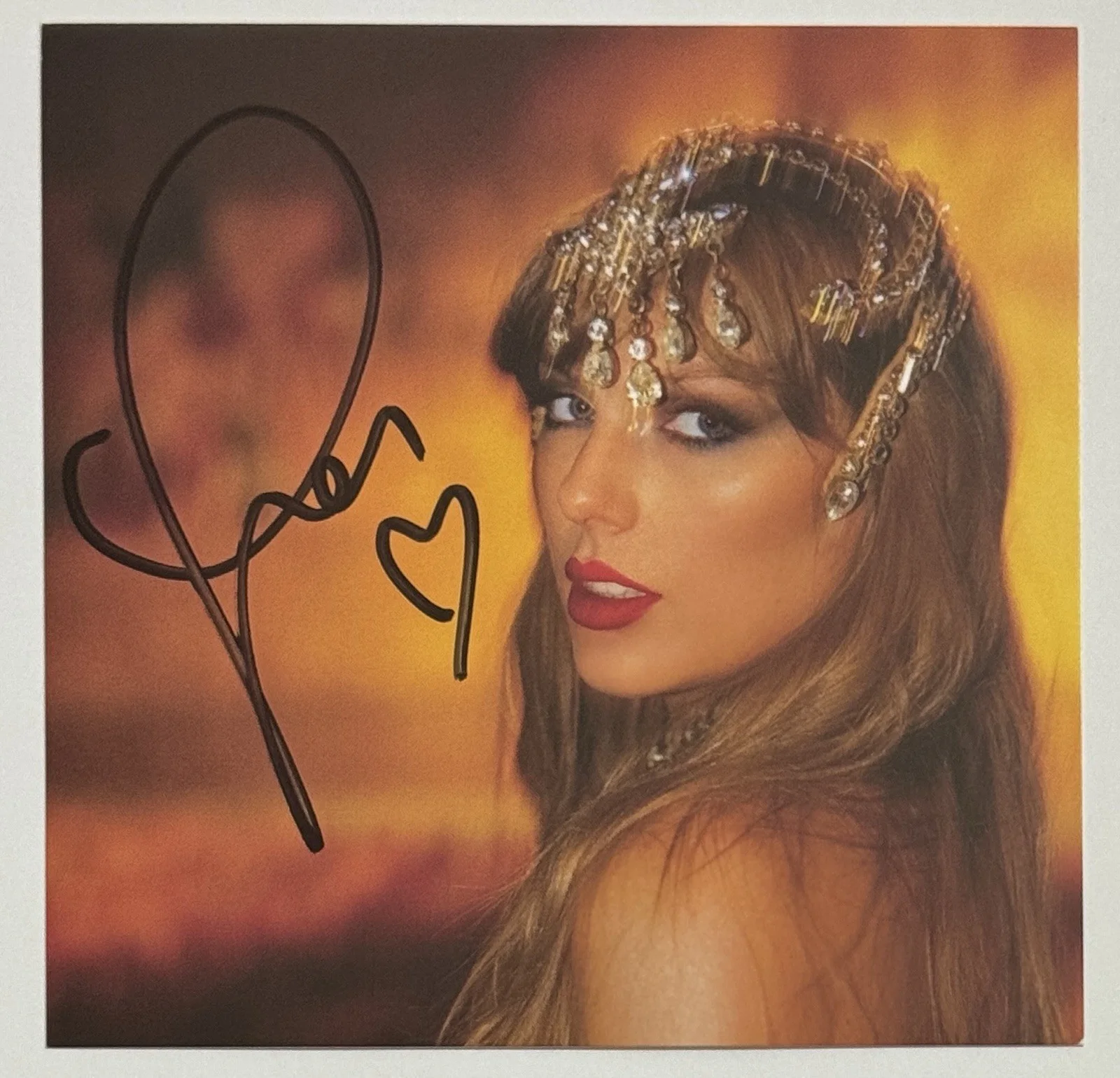 Taylor Swift FRAMED SIGNED HEART Photo 1 PSA DNA COA and Life Of A Showgirl CD, изображение 3