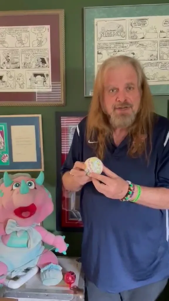 Guy Gilchrist — Guy Gilchrist, Kermit Muppets Signed "Rainbow Connection" ROMLB Baseball, image 2