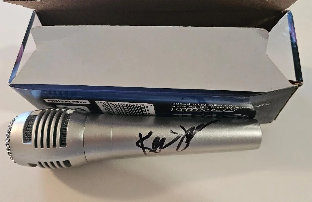 Kevin James — KEVIN JAMES SIGNED MICROPHONE MIC RARE KING OF QUEENS AUTO BECKETT BAS BV03877