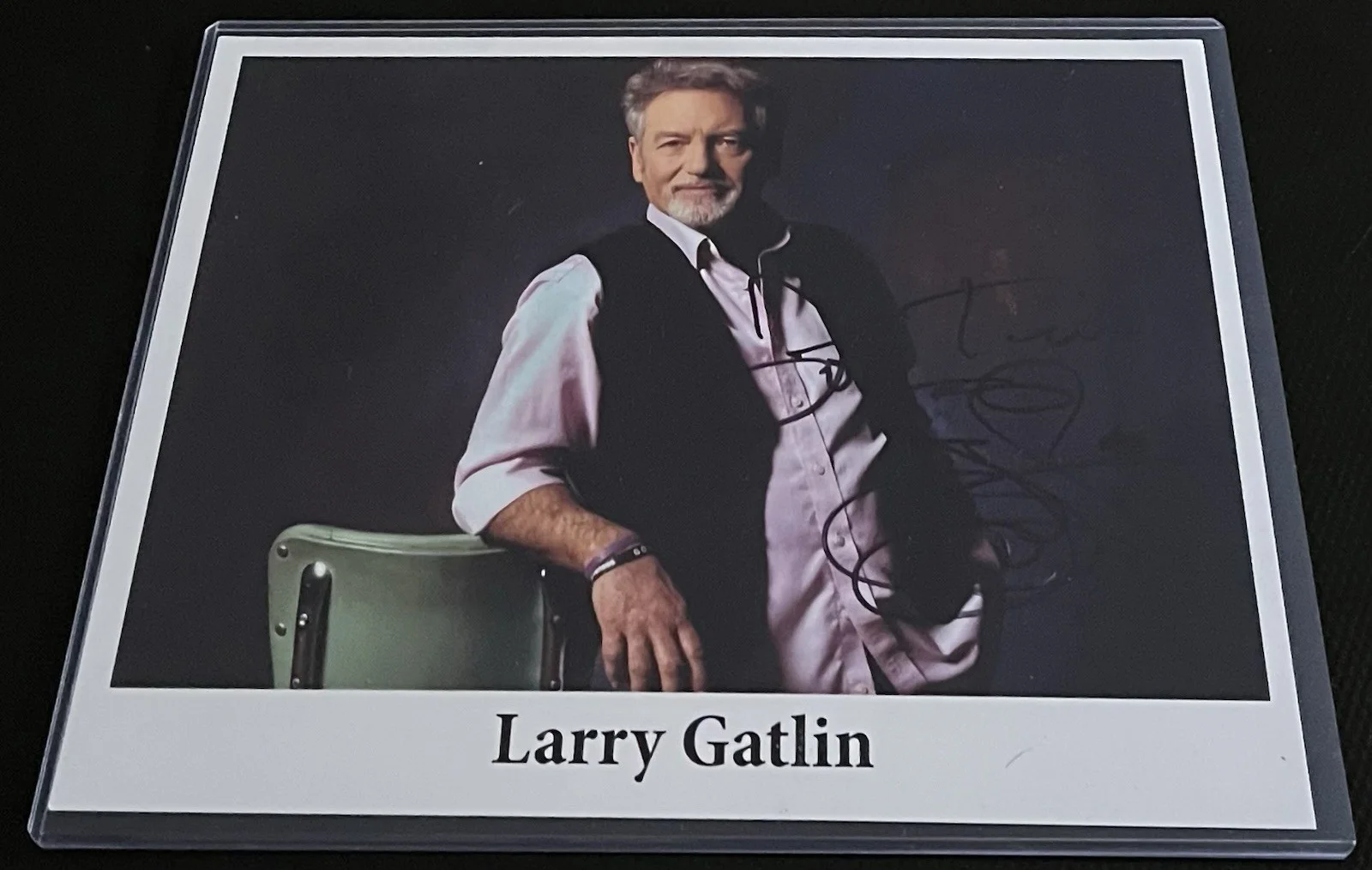Larry Gatlin Lot of 2 Signed 8x10 Photographs Photo w/ COA, 2 Top Loaders, изображение 3
