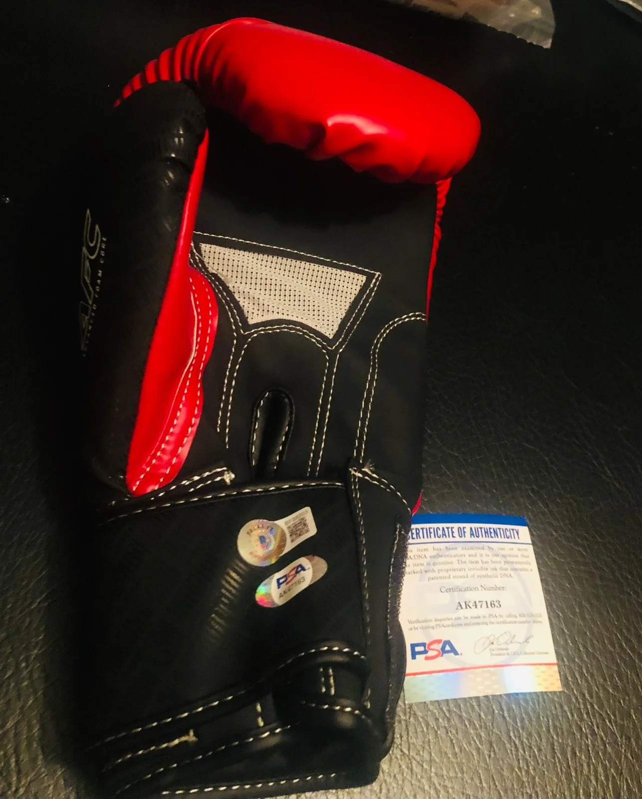 Logan Paul — Logan Paul WWE Youtube Signed Autographed Boxing Glove PSA Beckett Mayweather A, изображение 3