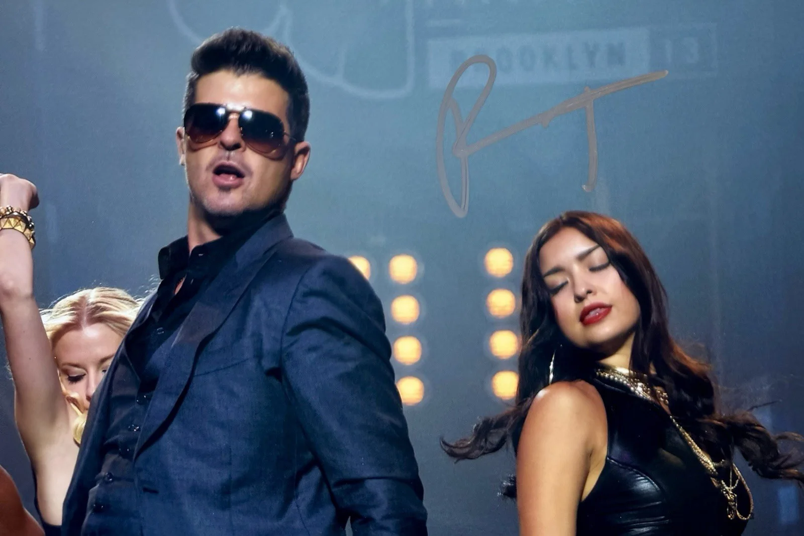 ROBIN THICKE HAND SIGNED AUTOGRAPHED 11X14 PHOTO +JSA COA THE MASKED SINGER., изображение 2