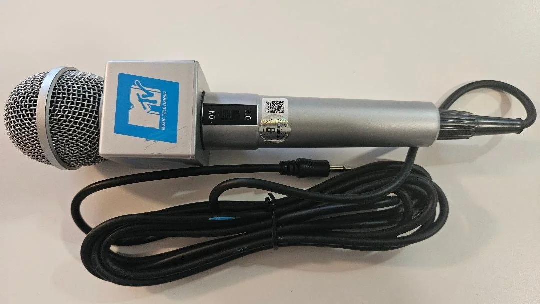 Mark Mothersbaugh — MARK MOTHERSBAUGH SIGNED MICROPHONE MIC MTV RARE DEVO AUTO BECKETT BAS BV03879, image 2
