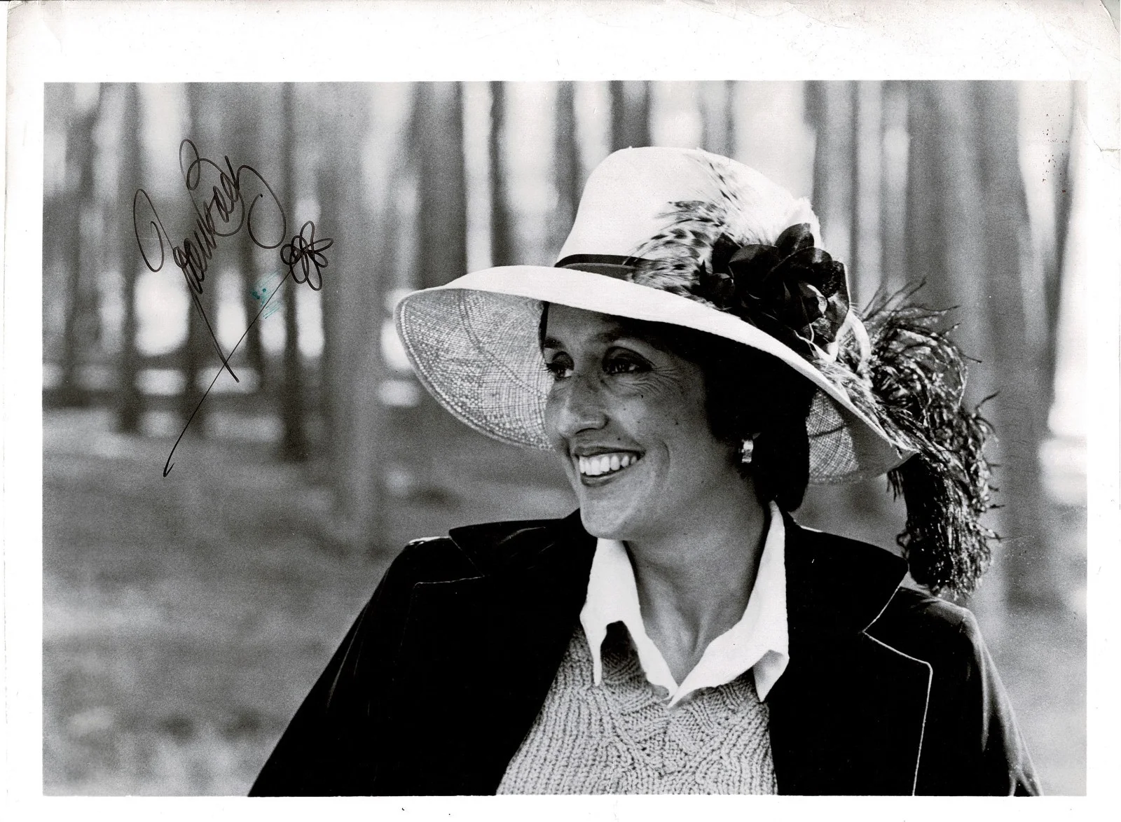 Joan Baez Collection – Lot of 3 Signed Photos + Handwritten Note + Flower Sketch, image 5
