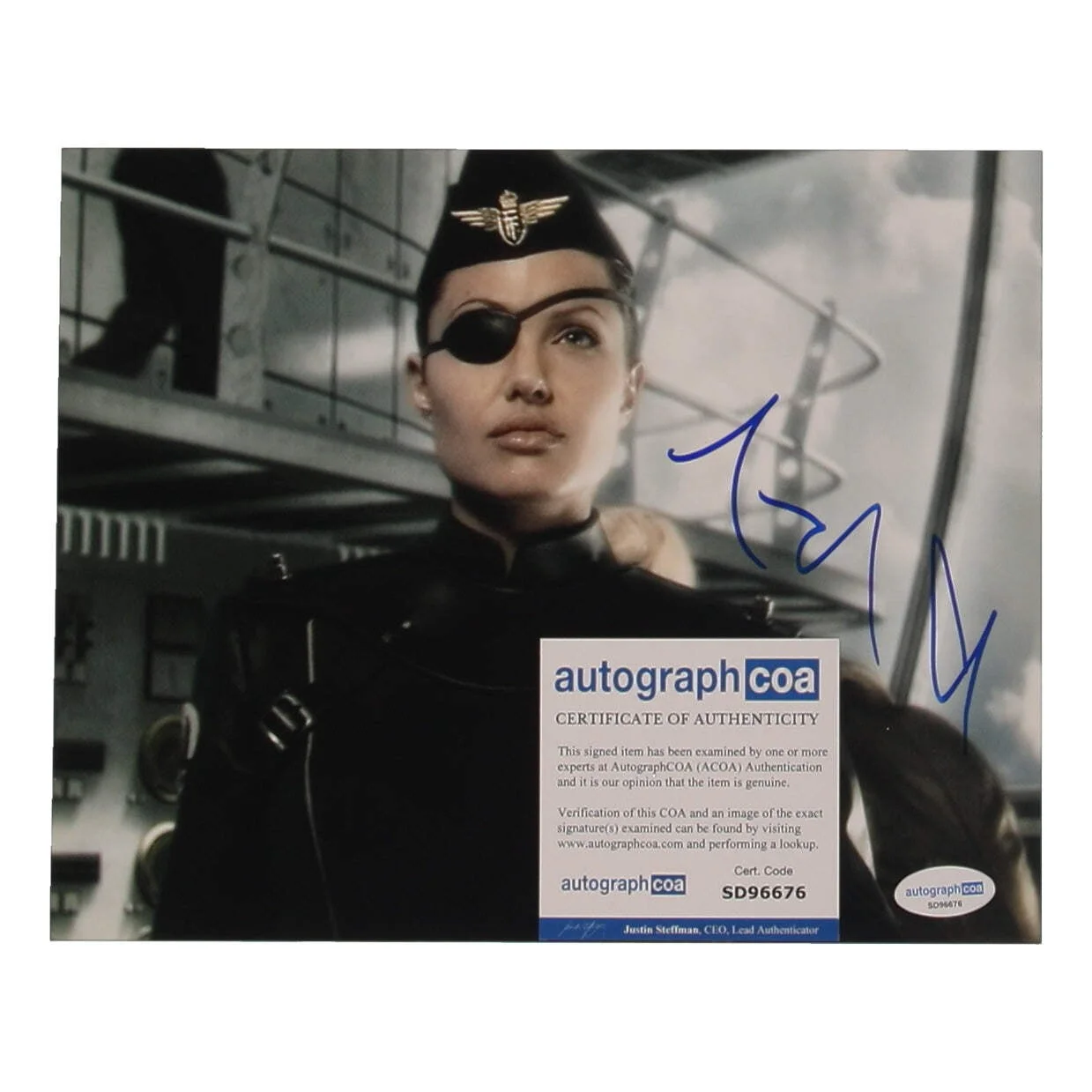 Angelina Jolie — Angelina Jolie Signed (ACOA) "Sky Captain and the World of Tomorrow" 8x10 Photo, изображение 2