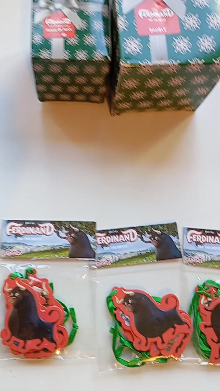 FERDINAND THE BULL FROM THE MOVIE 2 CHRISTMAS BAUBLES AND 3 SETS OF 6 GIFT TAGS, изображение 2