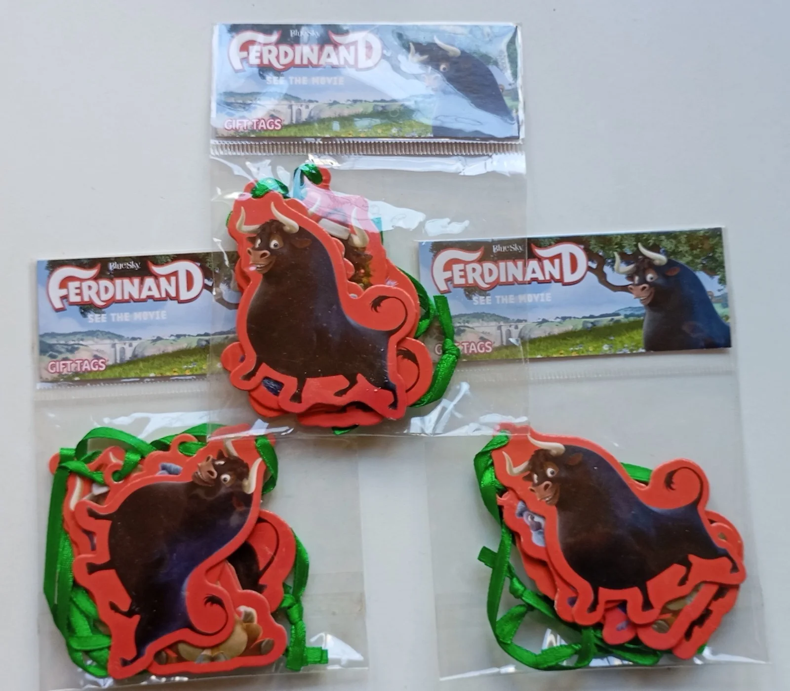 FERDINAND THE BULL FROM THE MOVIE 2 CHRISTMAS BAUBLES AND 3 SETS OF 6 GIFT TAGS, изображение 5