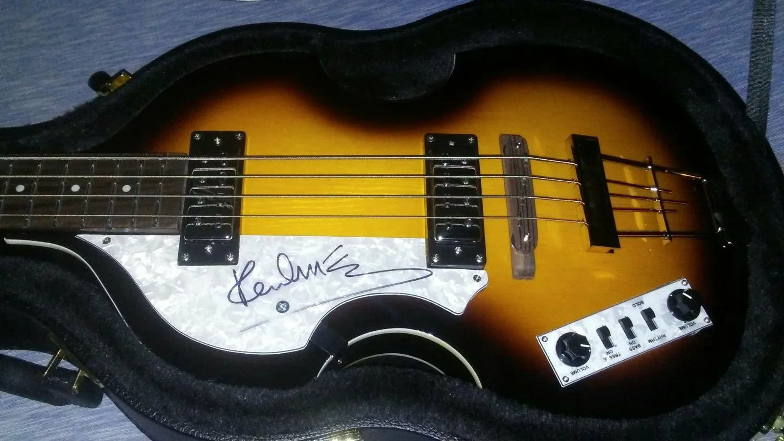 PAUL McCARTNEY autographed signed left handed Hofner bass guitar Beckett BEATLES, изображение 3