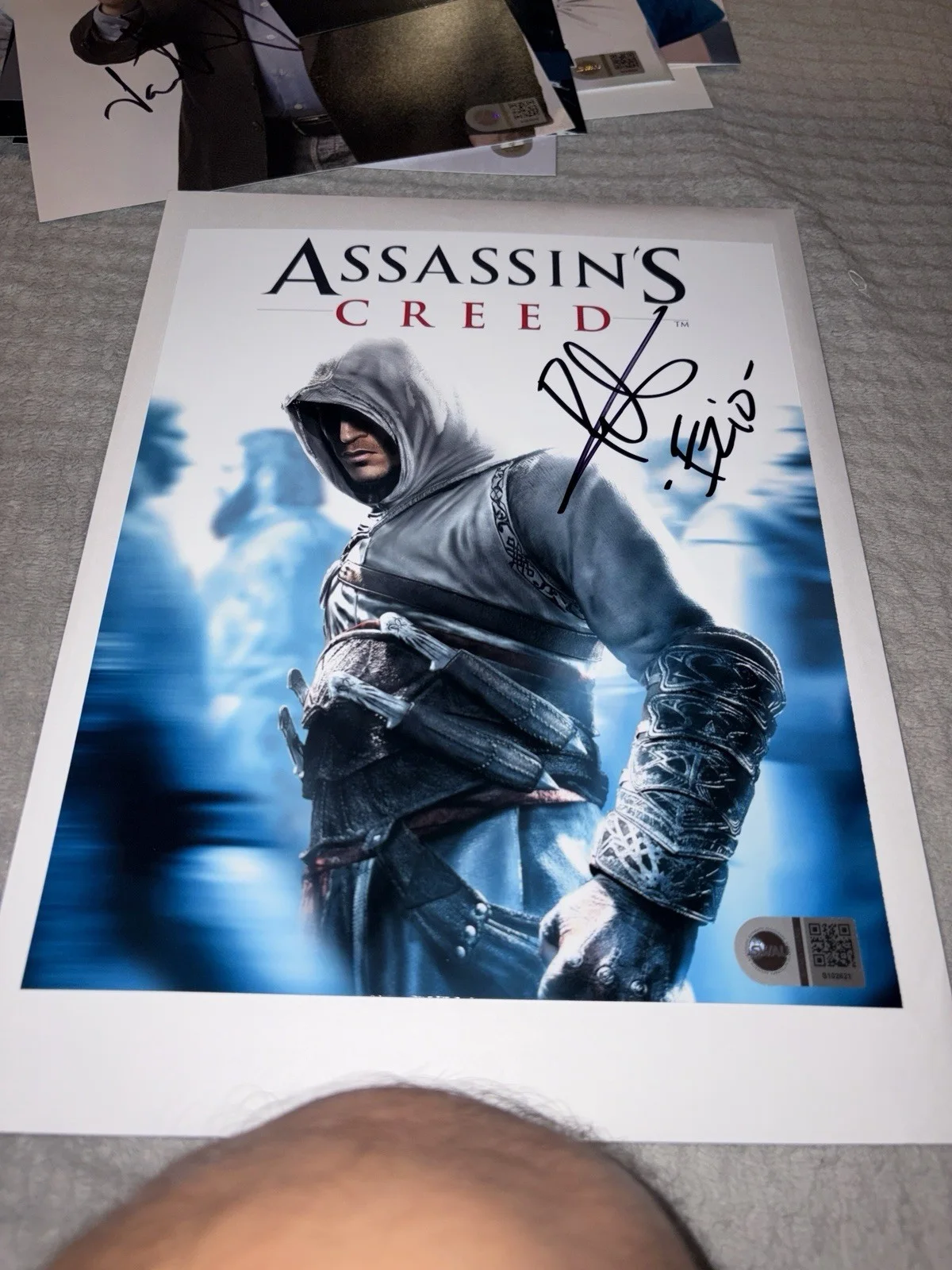 Roger Craig Smith Signed Assassin’s Creed 8x10 With Ezio Inscription SWAU Certif, изображение 2