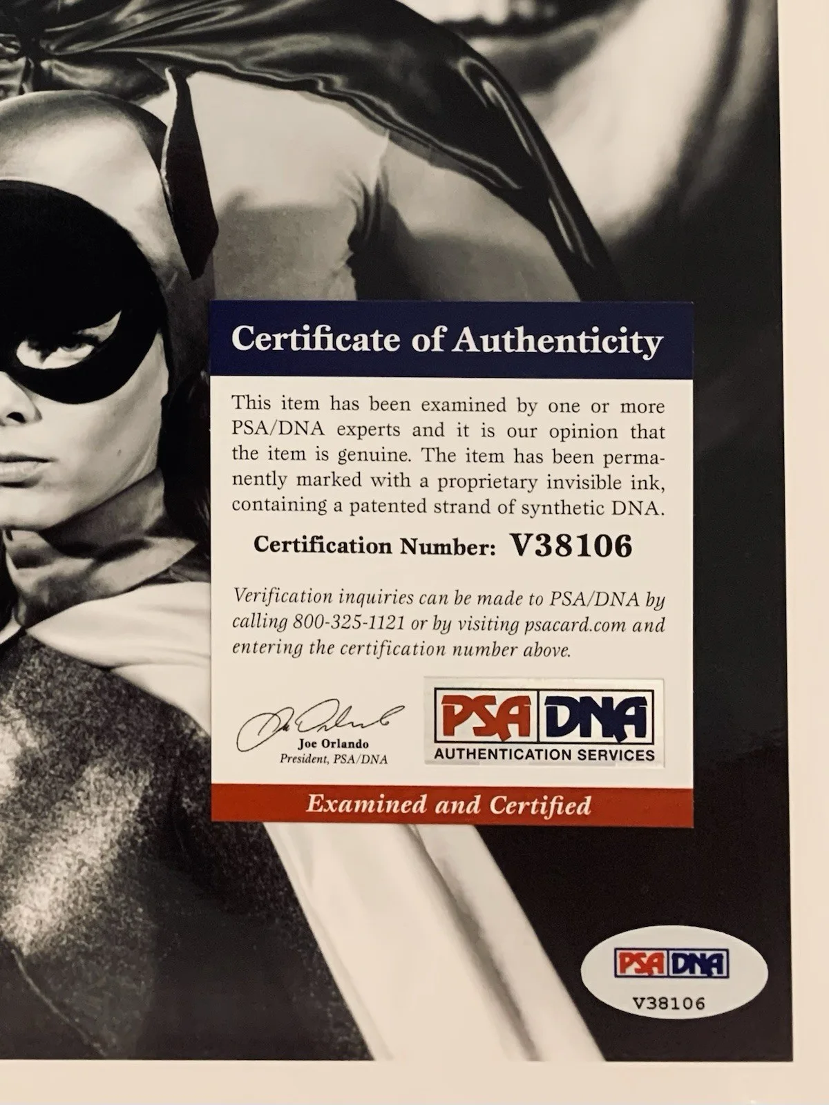Adam West — Adam West Signed/Inscribed "Batman" 8x10 Black & White Photo - PSA Cert V38106, изображение 2