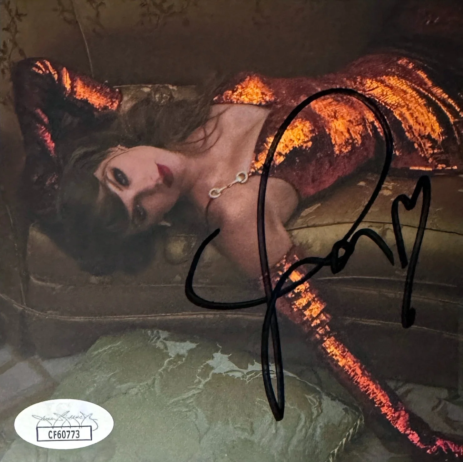 Taylor Swift 2025 The Life of a Showgirl CD Signed 4.75x4.75 Photo Art #2 -JSA, изображение 2