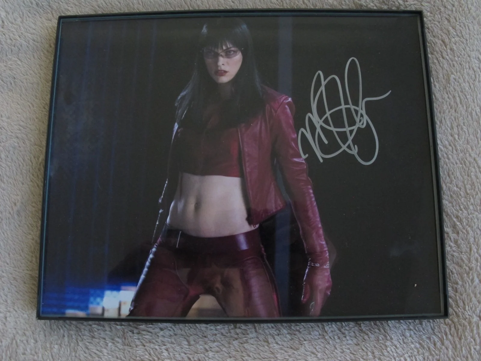 Milla Jovovich — Milla Jovovich ~ Hand SIGNED 8x10 Photo ~ Ultraviolet ~ Violet Song jat Shariff