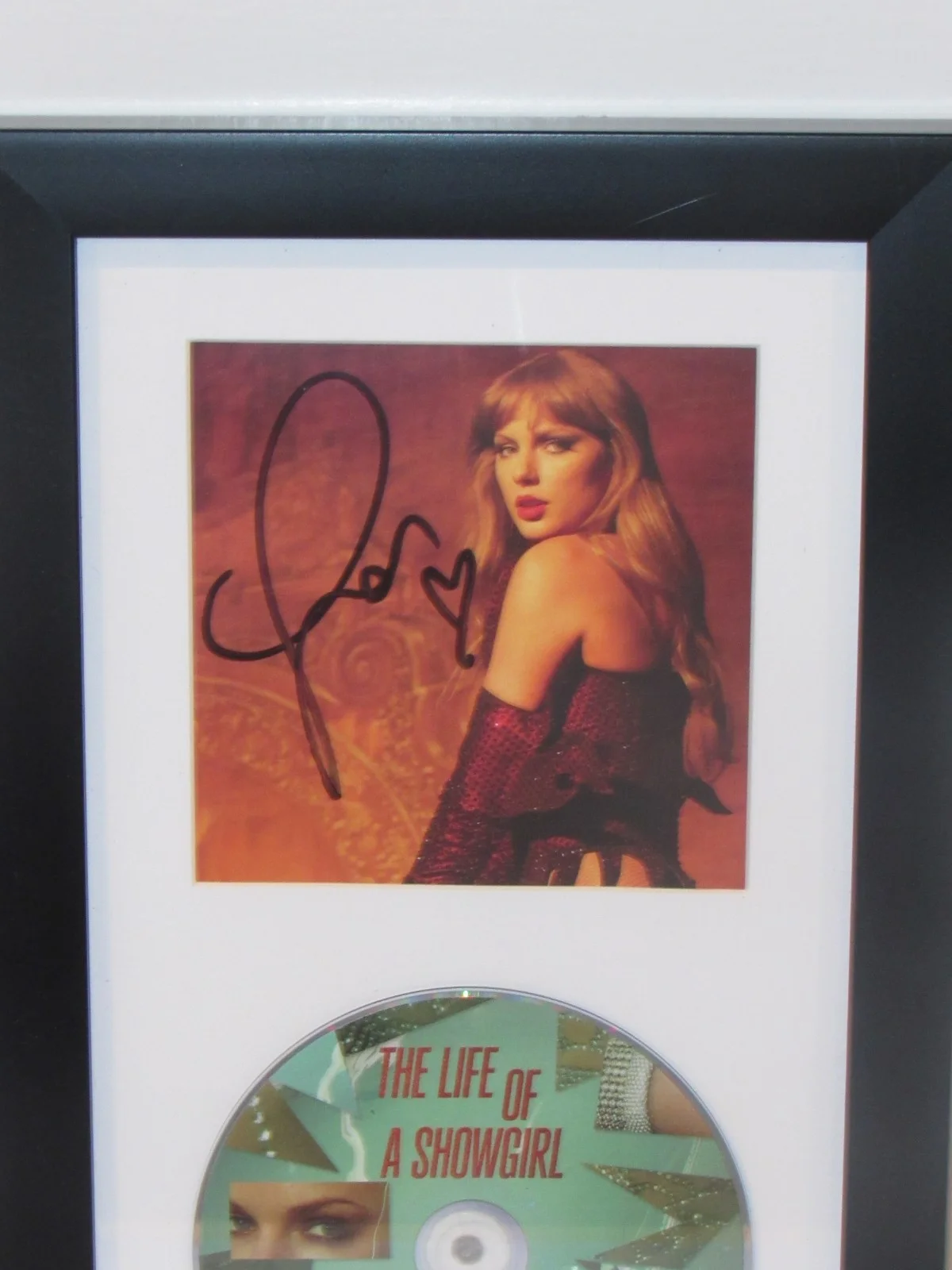 TAYLOR SWIFT SIGNED & FRAMED THE LIFE OF A SHOWGIRL #3 CD AUTOGRAPHED, изображение 2