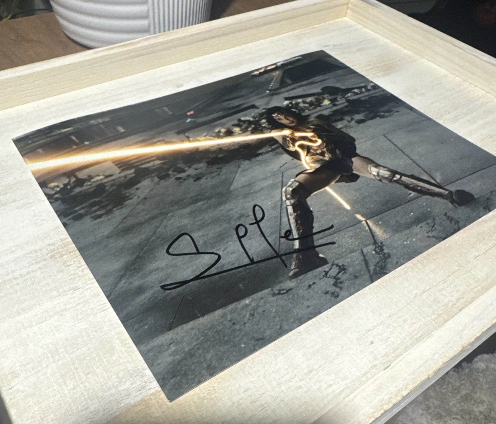 Gal Gadot — Gal Gadot Autographed Signed "Wonder Woman" 8x10 SEXY Photo with COA/Hologram, изображение 2