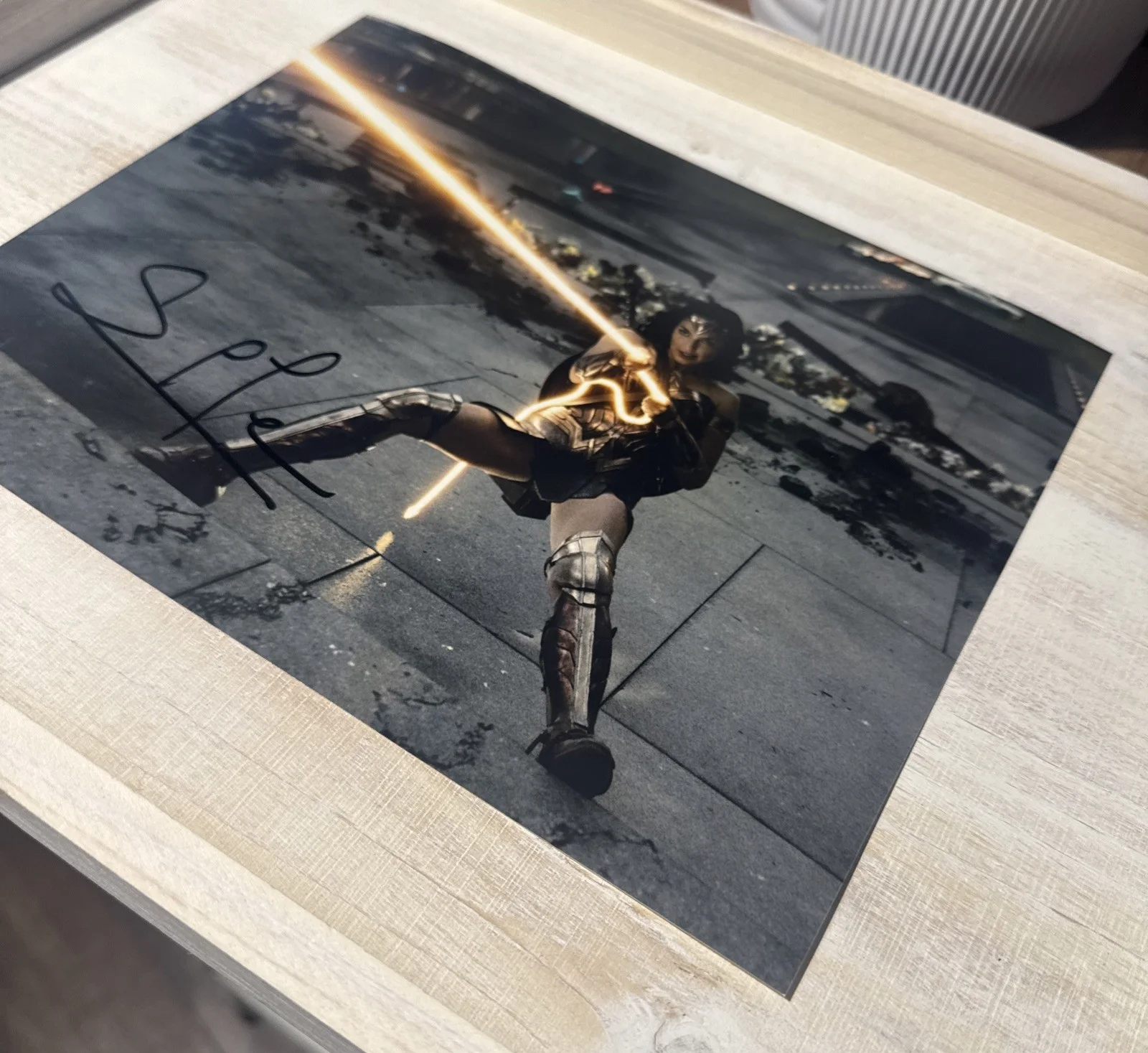 Gal Gadot — Gal Gadot Autographed Signed "Wonder Woman" 8x10 SEXY Photo with COA/Hologram, изображение 3
