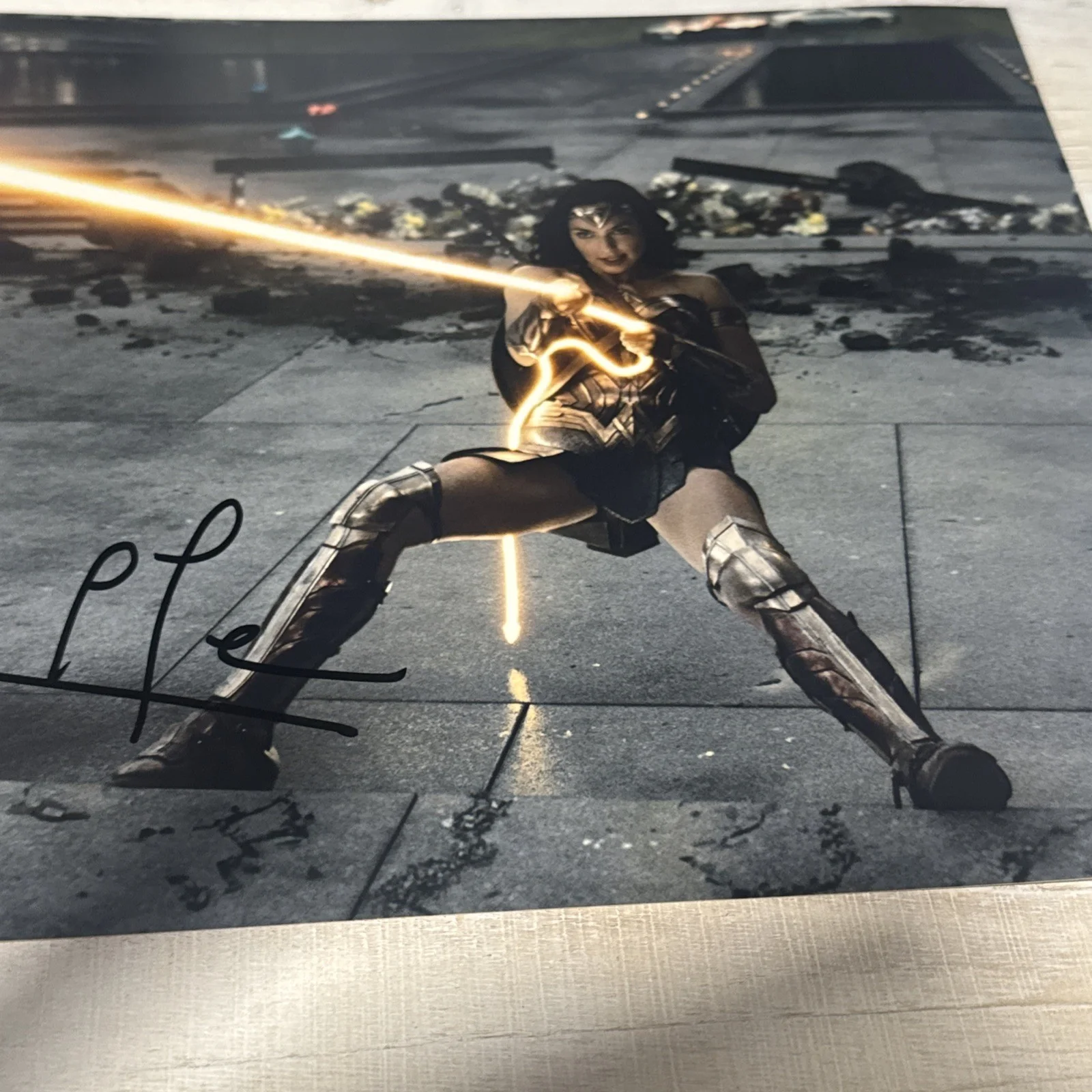 Gal Gadot — Gal Gadot Autographed Signed "Wonder Woman" 8x10 SEXY Photo with COA/Hologram, изображение 4