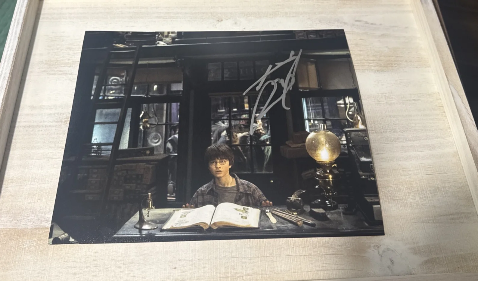 DANIEL RADCLIFFE — DANIEL RADCLIFFE SIGNED AUTOGRAPH "HARRY POTTER" 8x10 RARE PHOTO w/COA Proof !!, image 4