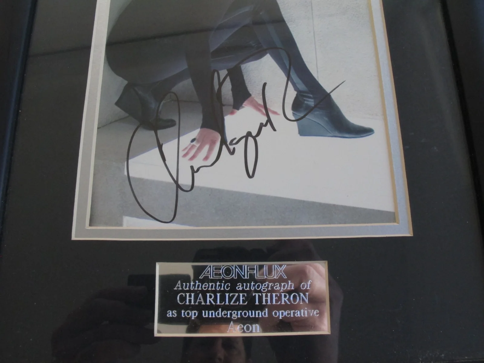 autograph — Charlize Theron SIGNED Autographed Framed 8x10 Aeon Flux Photo COA, изображение 2
