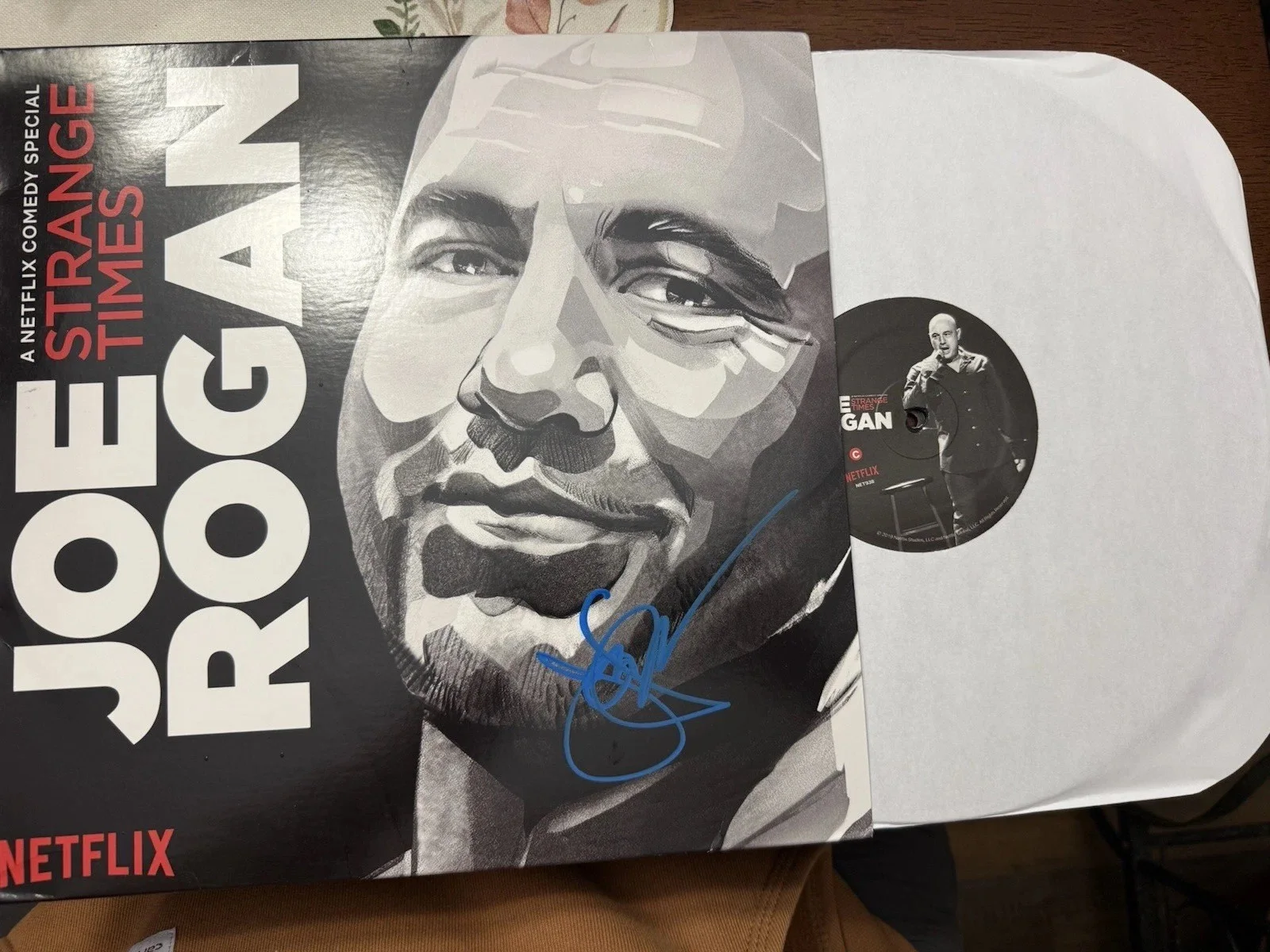 Joe Rogan Signed "Strange Times" Vinyl Record Album (SWAU), изображение 4