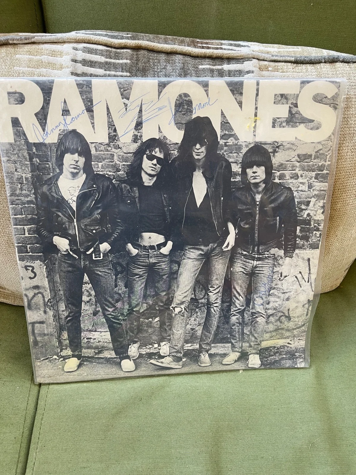 SIGNED x 5 - Ramones 1st Album,, image 2