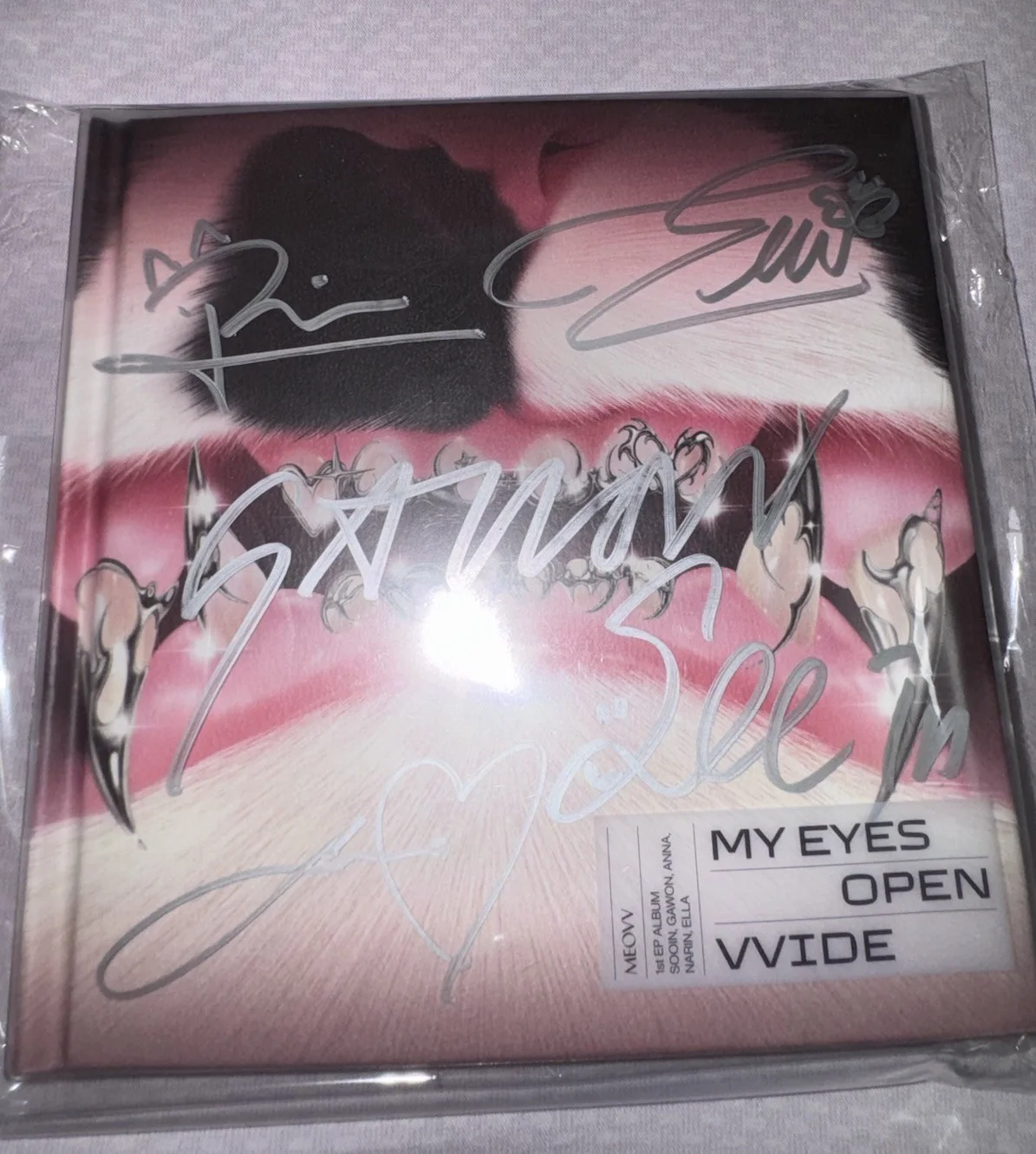 MEOVV - My Eyes VVide Open Grill Ver. 1st Mini Album Mwave Signed Autographed, image 3