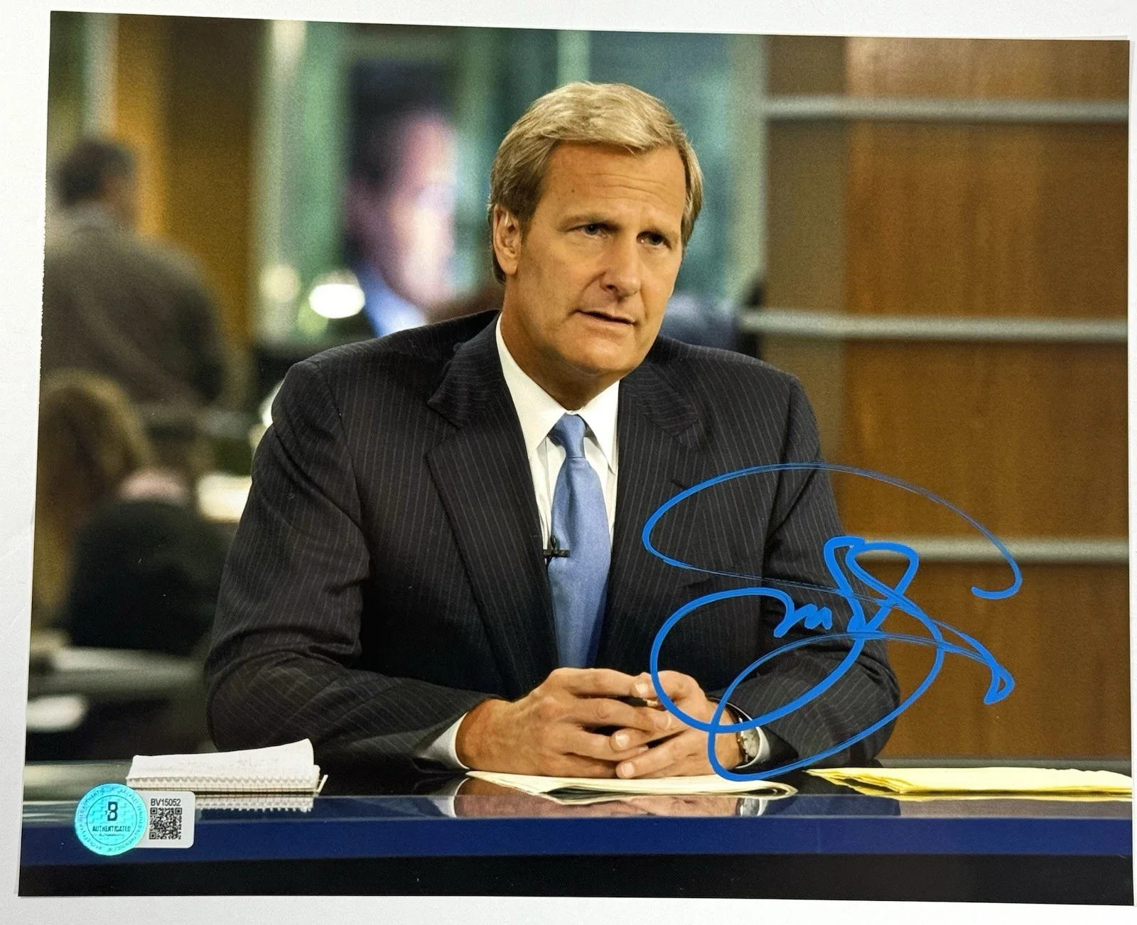 Jeff Daniels — Jeff Daniels signed Photo The Newsroom HBO tv show 8x10 beckett coa