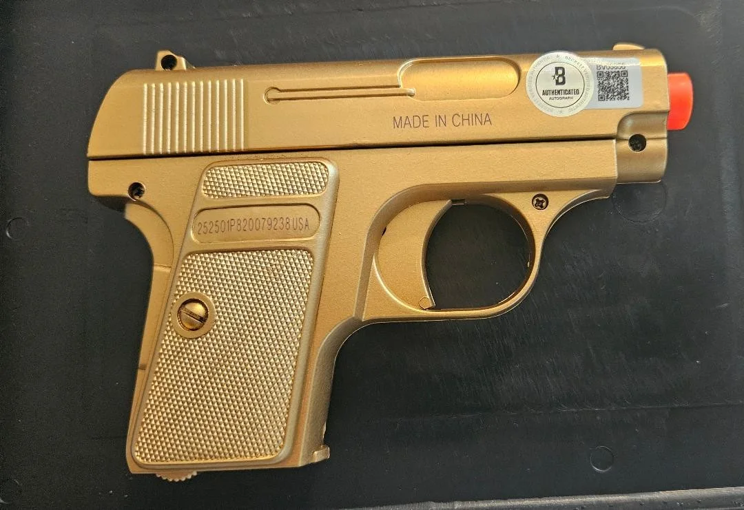 Britt Ekland — BRITT EKLAND SIGNED GUN TOY MAN WITH THE GOLDEN GUN JAMES BOND 007 BECKETT BAS, изображение 2