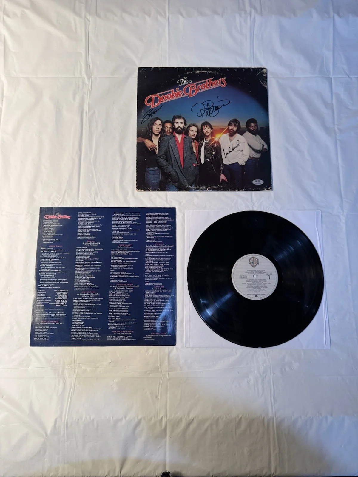 THE DOOBIE BROTHERS SIGNED AUTOGRAPH ONE STEP CLOSER VINYL RECORD PSA/DNA COA, изображение 4