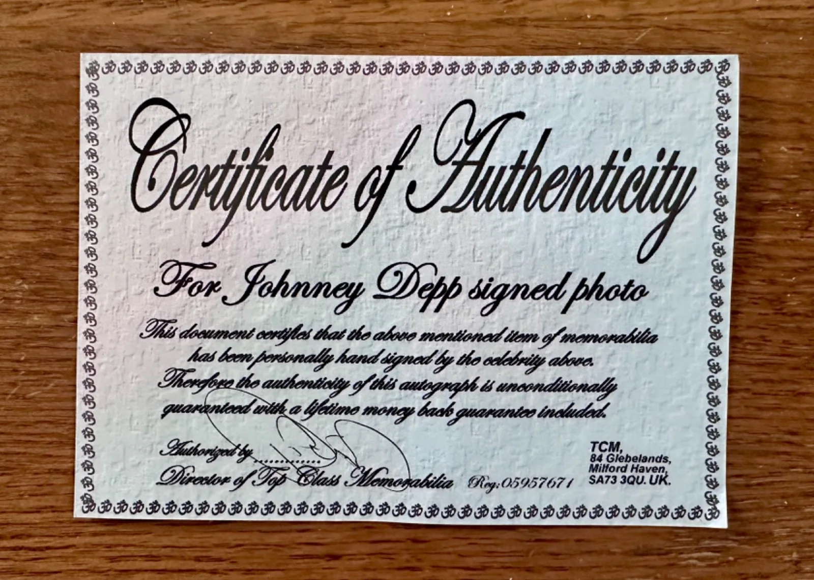 Johnny Depp — Pirates Of The Caribbean Johnny Depp Signed Framed Screen Used Coin COA, image 2
