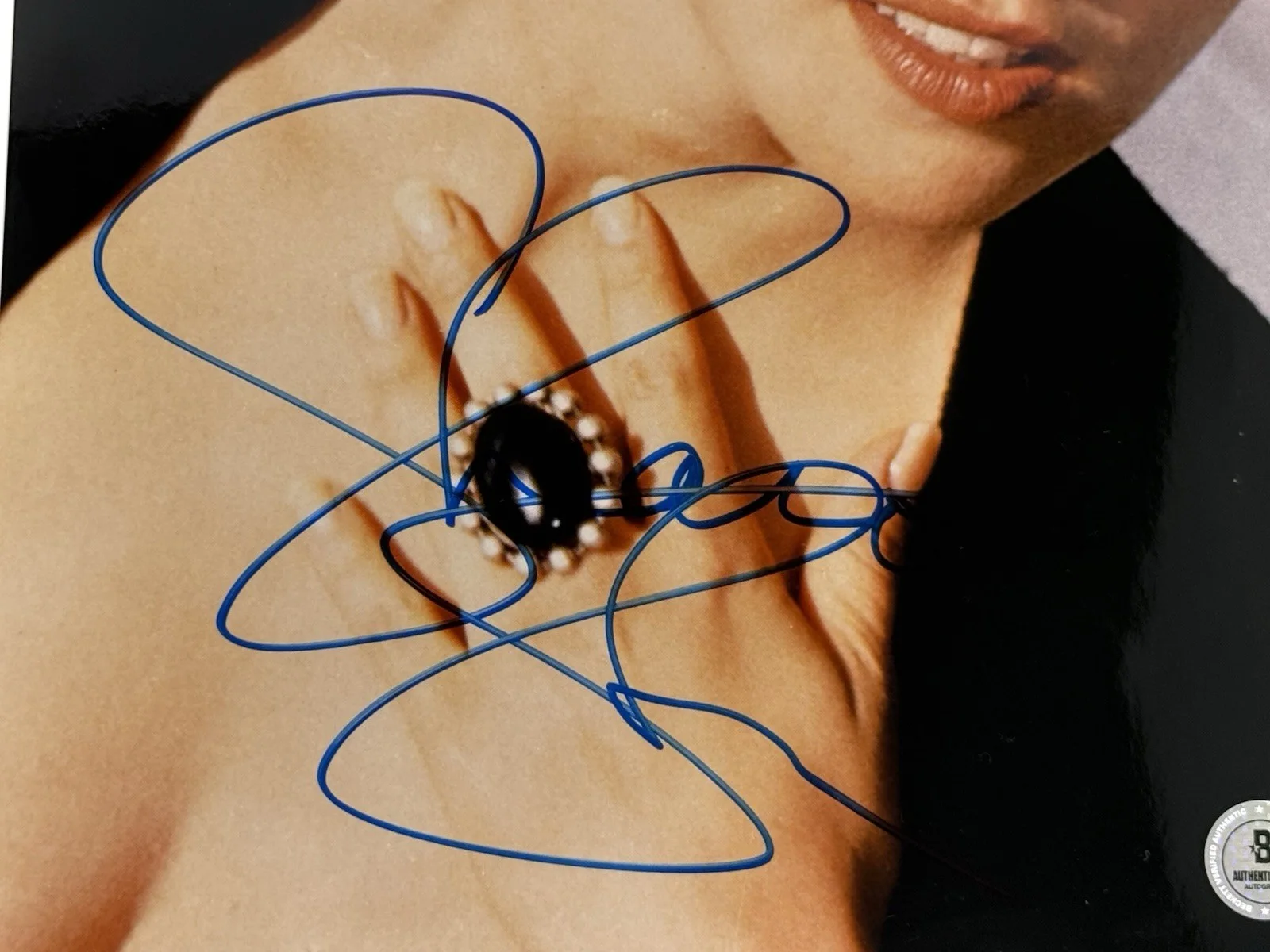 Sharon Stone — Sharon Stone signed Photo 8x10 beckett coa, image 2