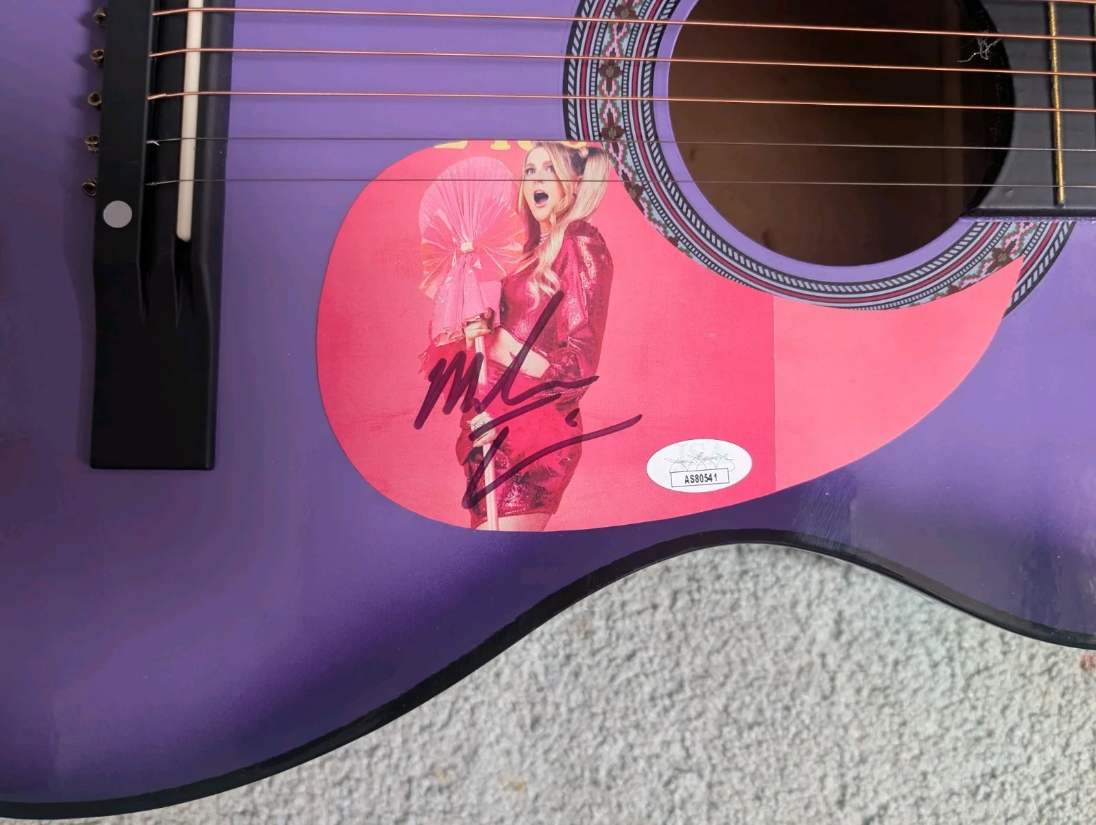 38"Autographed Acoustic Guitar By Meghan Trainor Witnessed By JSA Authentication, изображение 2
